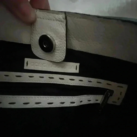 BCBGMAXAZRIA OFF WHITE VEGAN LEATHER SHOULDER BAG NOLD STITCHING SILVER ACCENTS - Picture 7 of 15